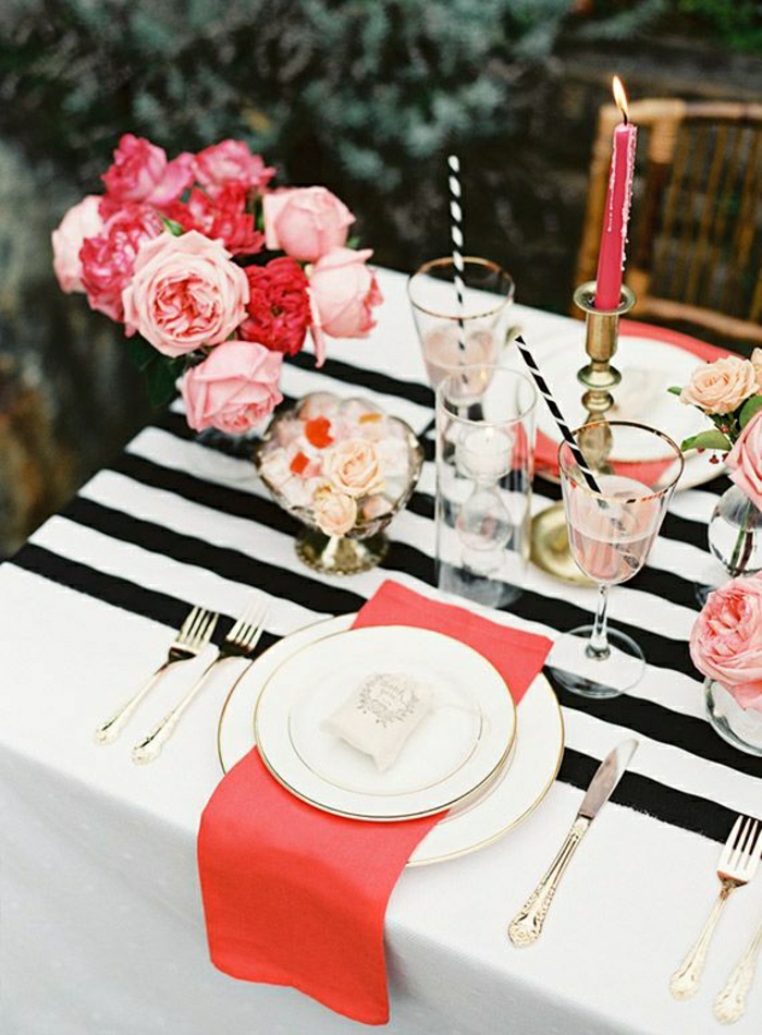 chemin-de-table-noir-blanc-a-rayures-set-de-table-élégant-fleurs-sur-la-table
