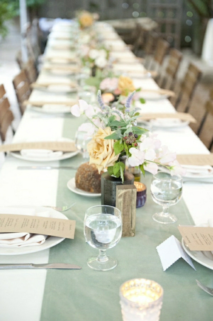 chemin-de-table-papier-idée-insolite-décoration-table-moderne-fleurs-sur-la-table