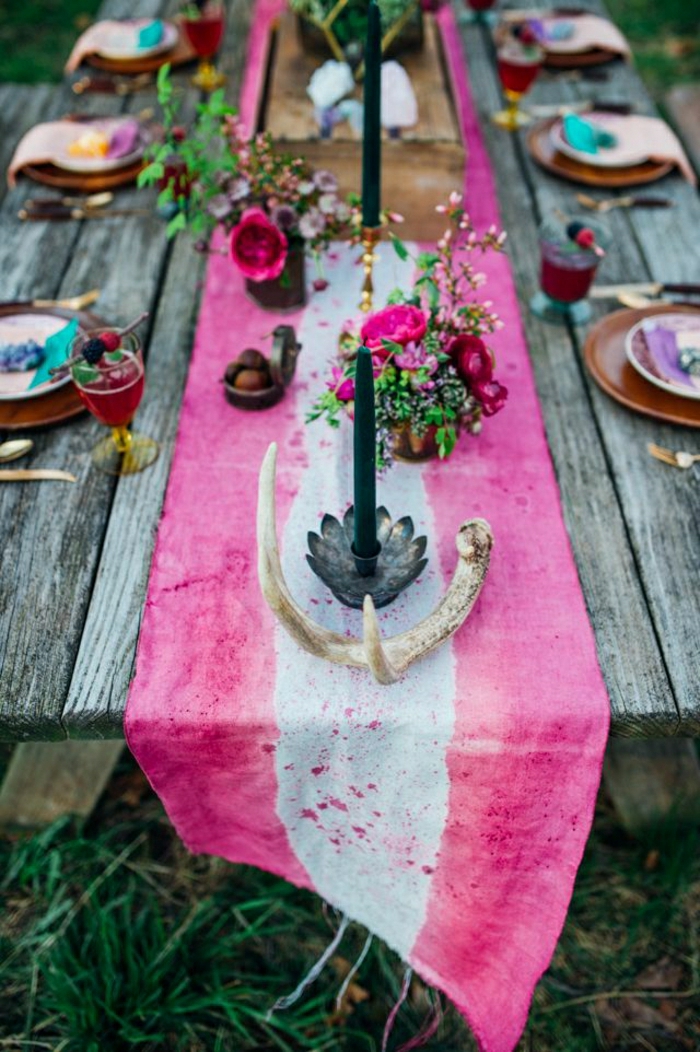 chemin-de-table-violet-rose-a-rayures-décoration-table-en-bois