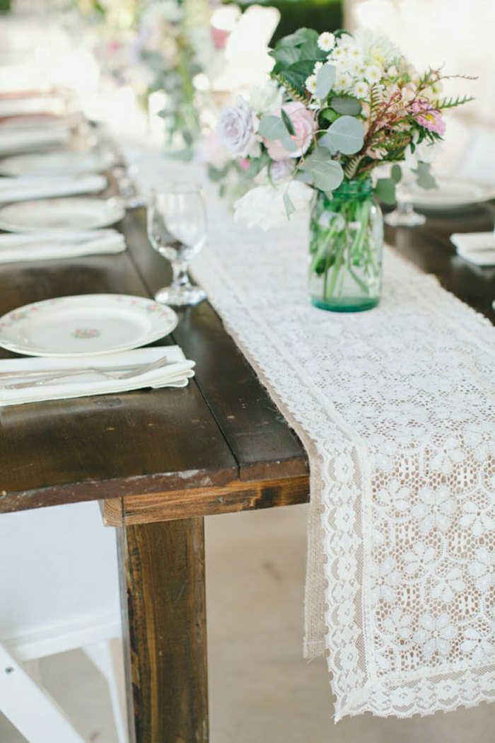 chemins-de-table-en-dentelle-fleurs-table-en-bois-massif-table-de-mariage-décoration