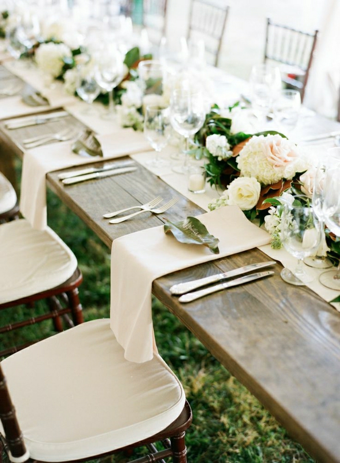 chemins-de-table-mariage-décoration-table-en-bois-mariage-dans-le-jardin