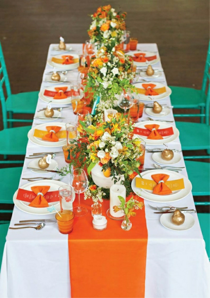 chemins-de-table-orange-décoration-de-table-fleurs-nappe-blanche