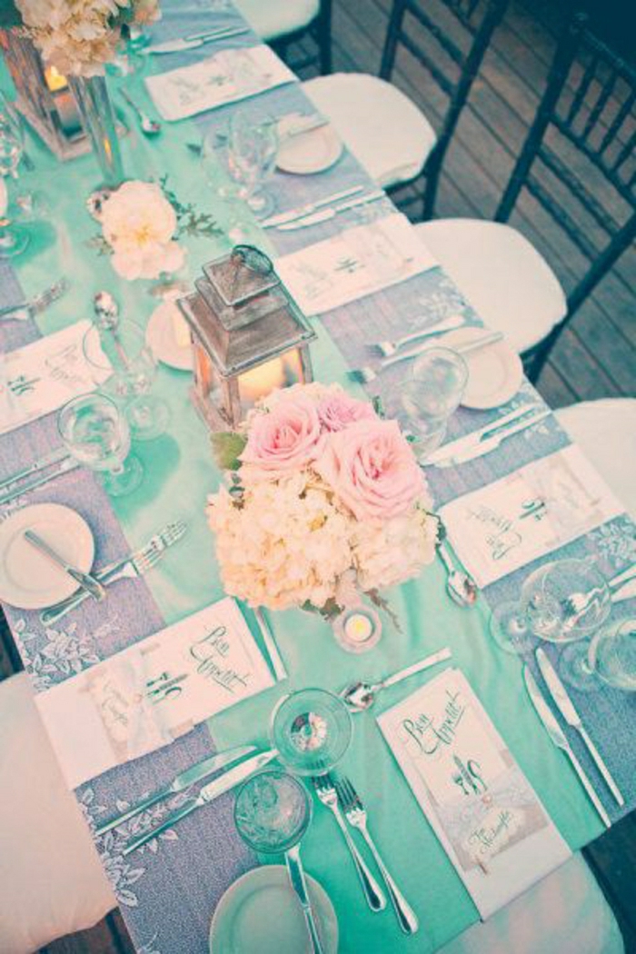chemins-de-table-turquoise-fleurs-sur-la-table-set-de-table-élégant-nappe-gris