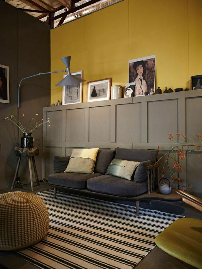 couleur-taupe-mur-jaune-intérieur-déco-maison-salon-tapis-a-rayures-lampe-de-lecture