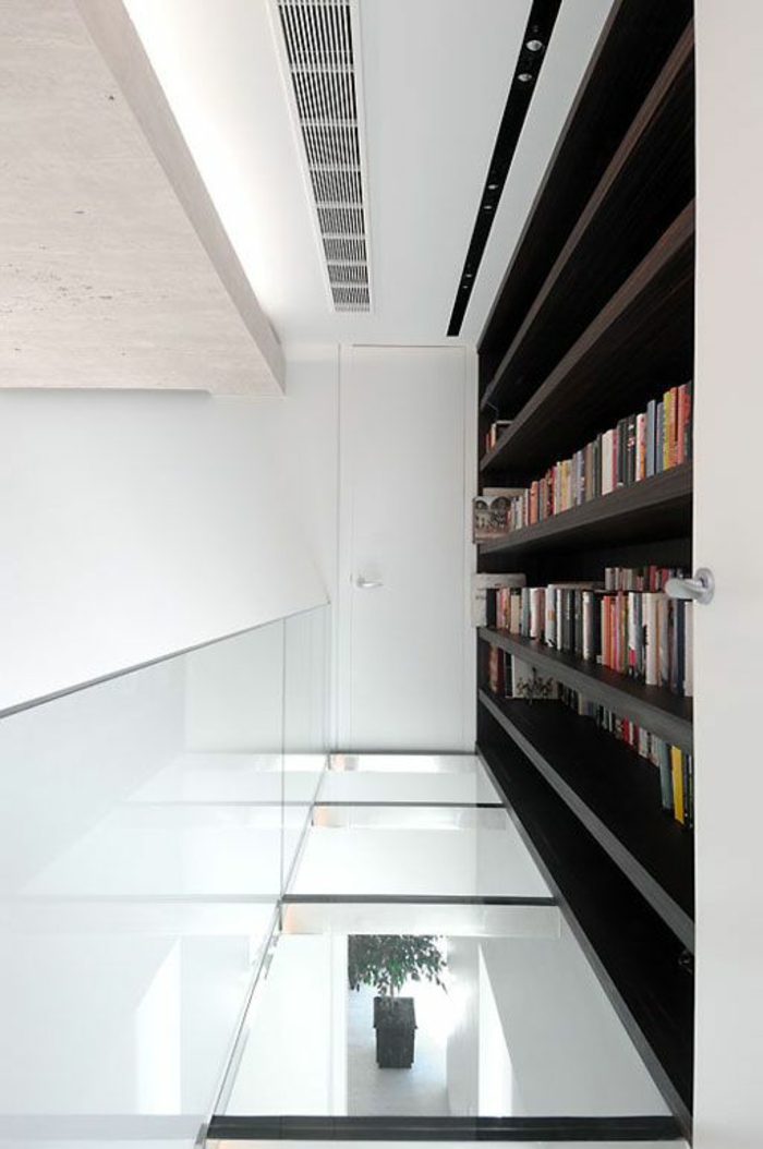 couloir-maison-avec-plancher-en-verre-plancher-transparent-idée-sol-en-verre-bibliothèque