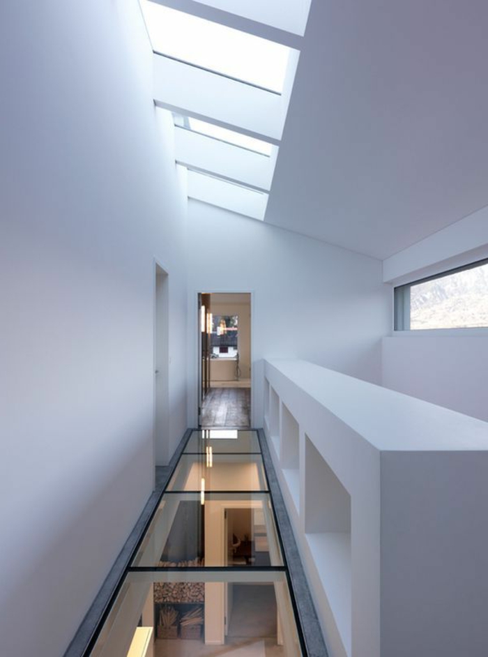 couloir-sous-pente-maison-avec-plancher-en-verre-plancher-transparent-idée