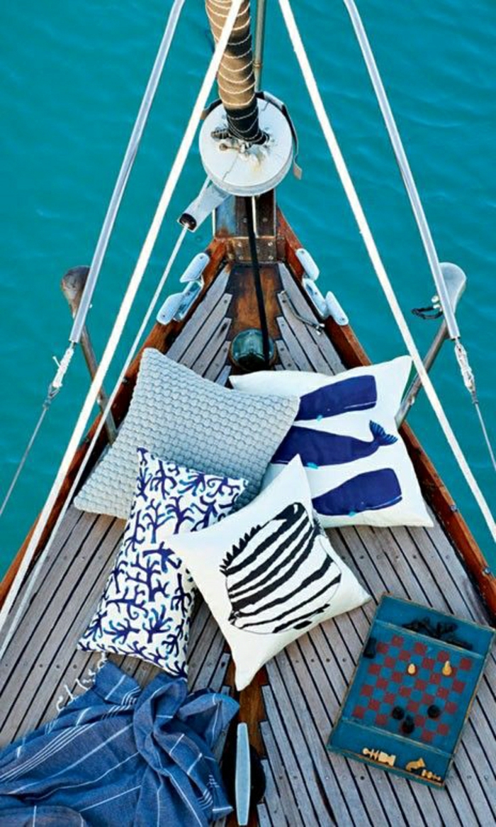 coussins-décoratifs-bleus-blancs-deco-marine-deco-mer-style-marin-bateau