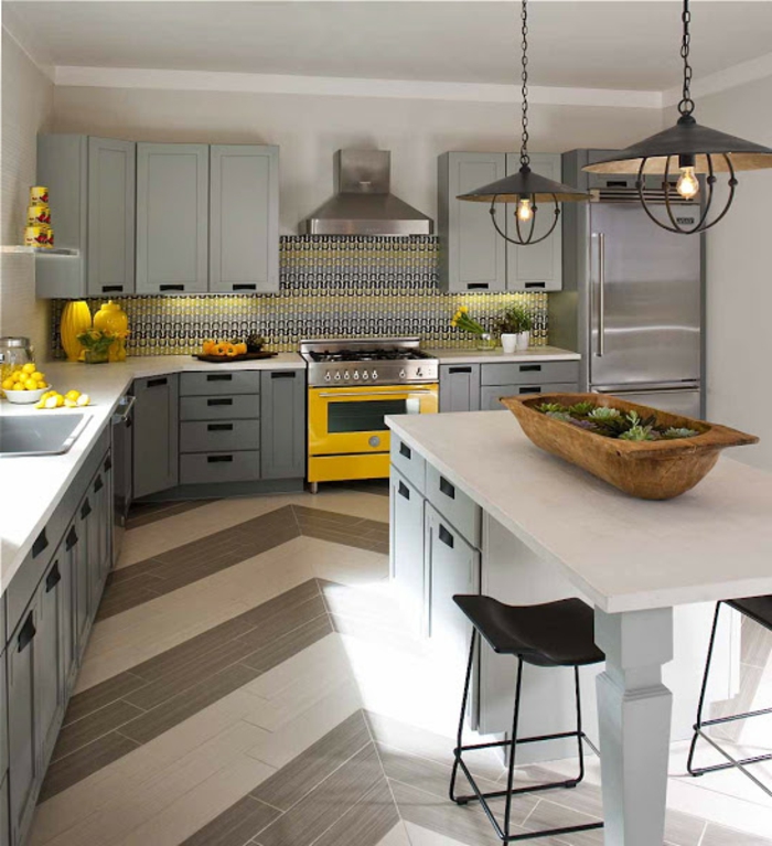 cuisine-gris-jaune-parquet-gris-blanc-sol-meubles-de-cuisine-plafond-blanc