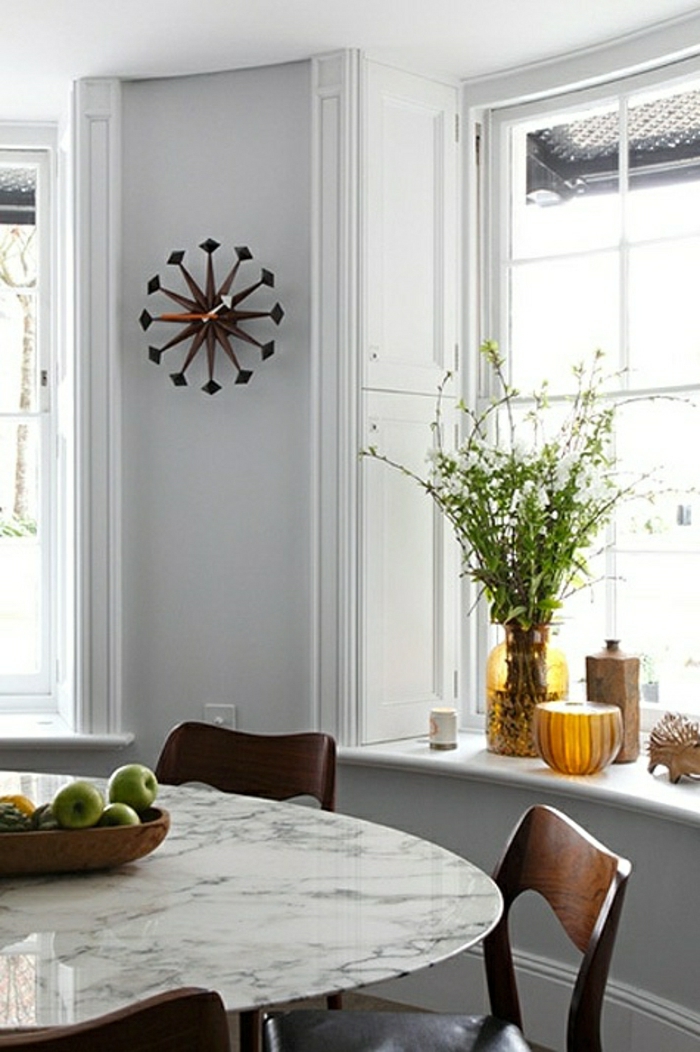 cuisine-moderne-table-en-marbre-blanc-mur-gris-décoration-murale-chaise-en-bois