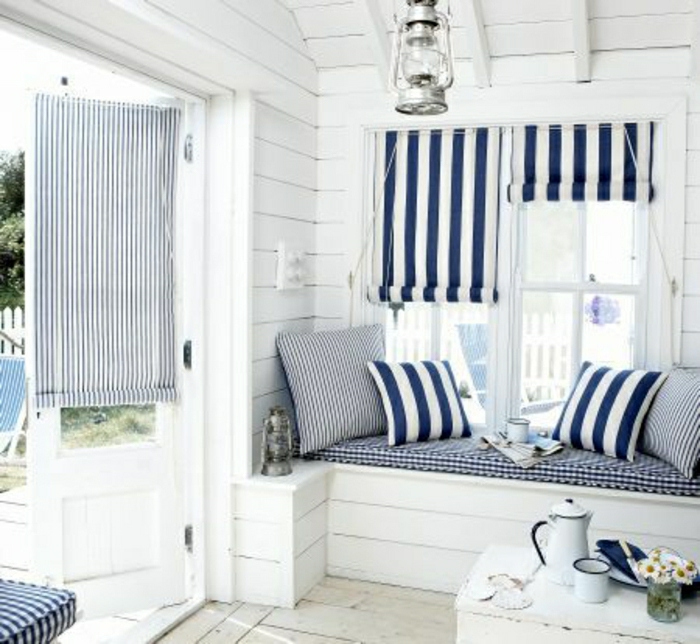 deco-maison-bord-de-mer-style-marin-décoration-marine-canapé-blanc-bleu-coussins-décoratifs-marins