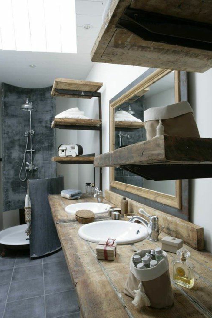 deco-salle-de-bain-retro-baignoire-carrelage-gris-miroir-grand-dans-la-salle-de-bains