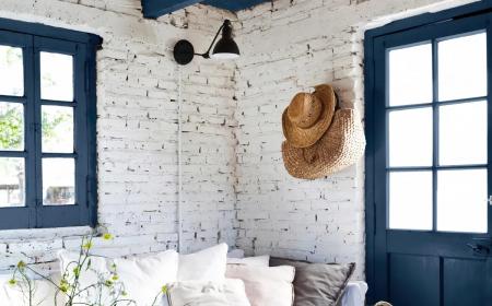 decoration marine plafond en bleu murs en briques blanches canape coussins chapeau en paille