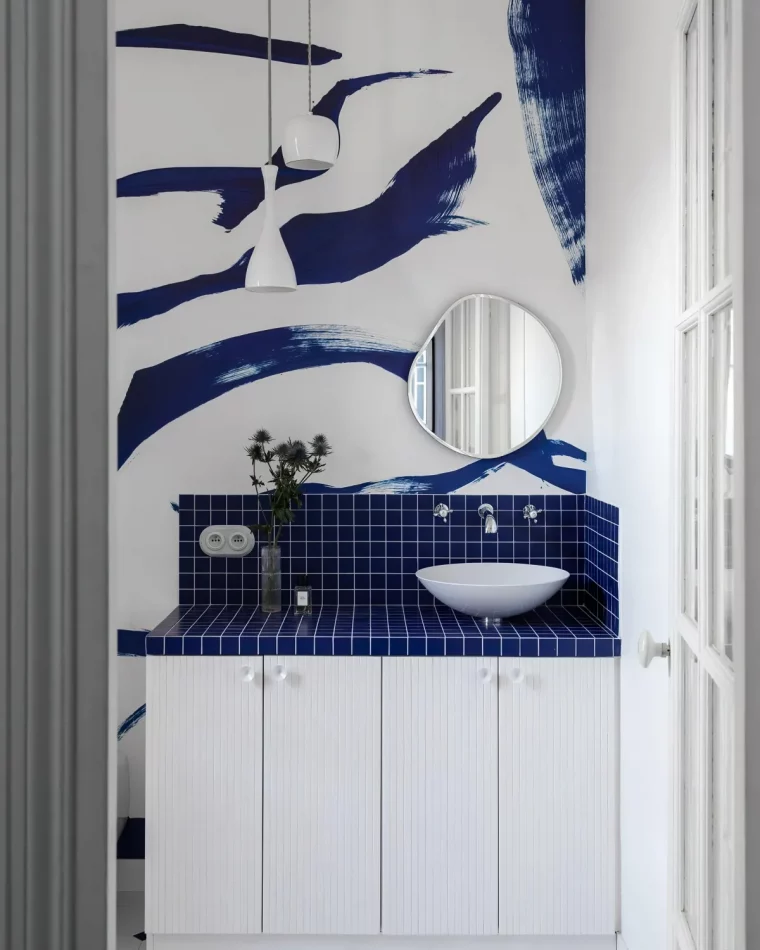 decoration marine salle de bains en blanc et bleu