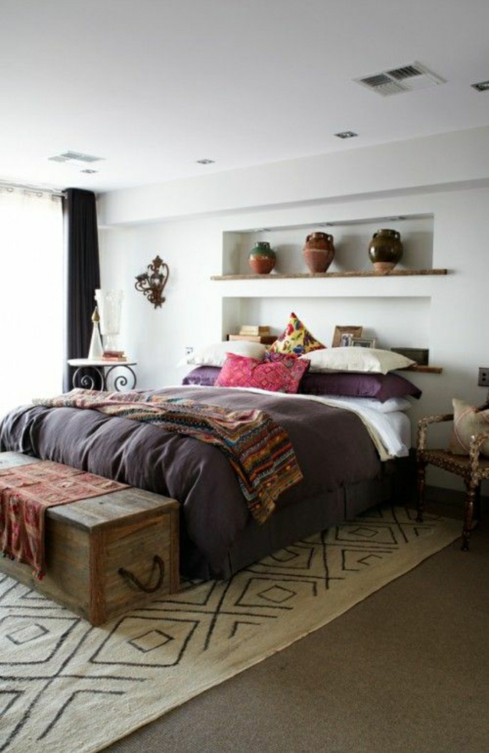 descente-de-lit-beige-chambre-a-coucher-coussins-colorés-mur-blanc-plafond-blanc
