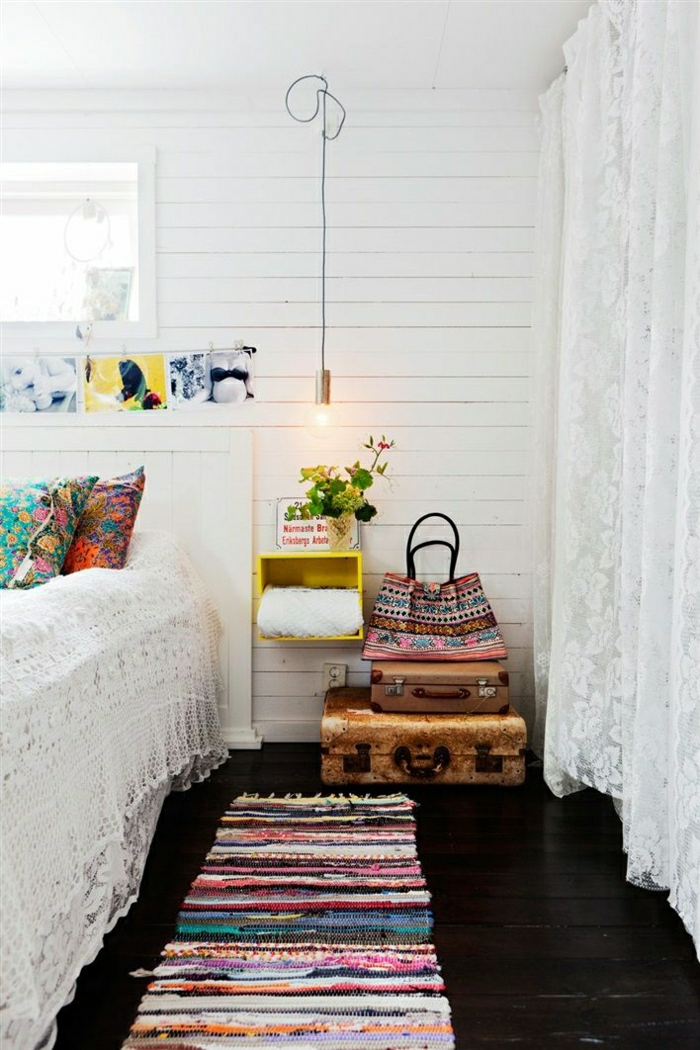 descente-de-lit-coloré-mur-beige-en-bois-lampe-suspendu-meuble-de-chevet-jaune-fleurs