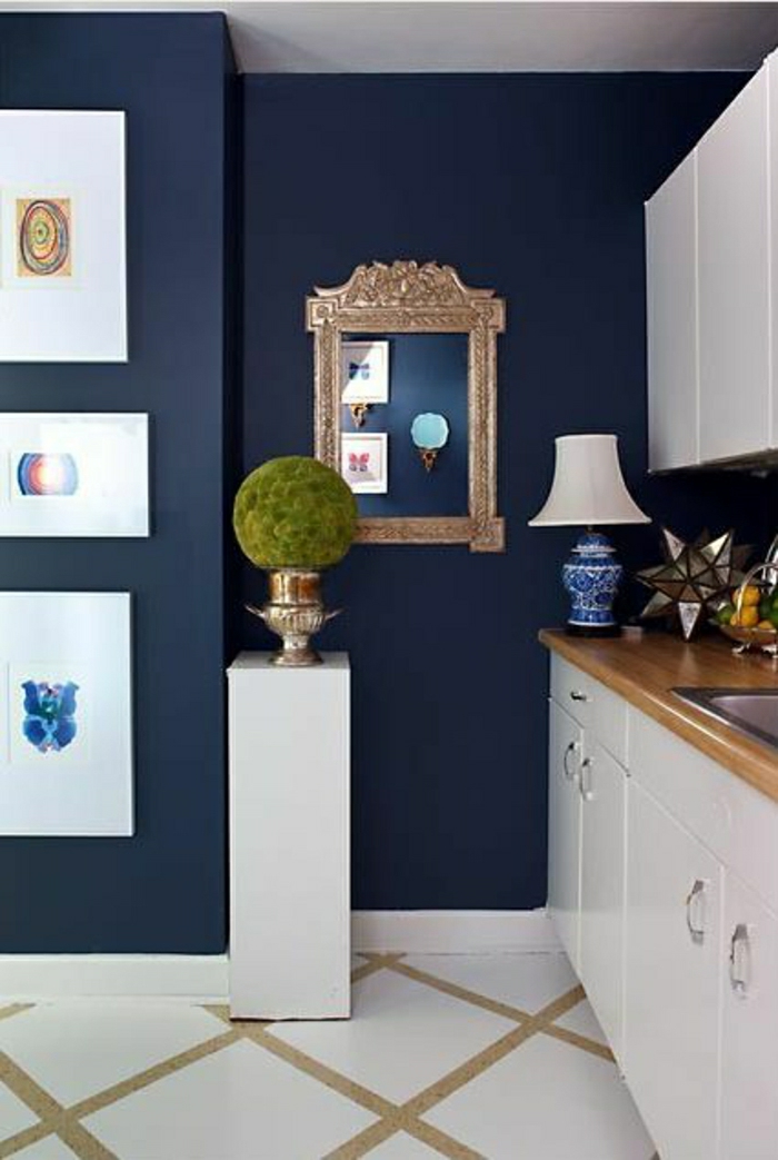 décoration-marine-dans-votre-maison-couloir-de-style-marin-mur-bleu-miroir-décoratif