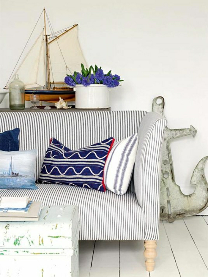 décoration-marine-salon-de-style-marin-canapé-marin-blanc-bleu-bateau-décoratif
