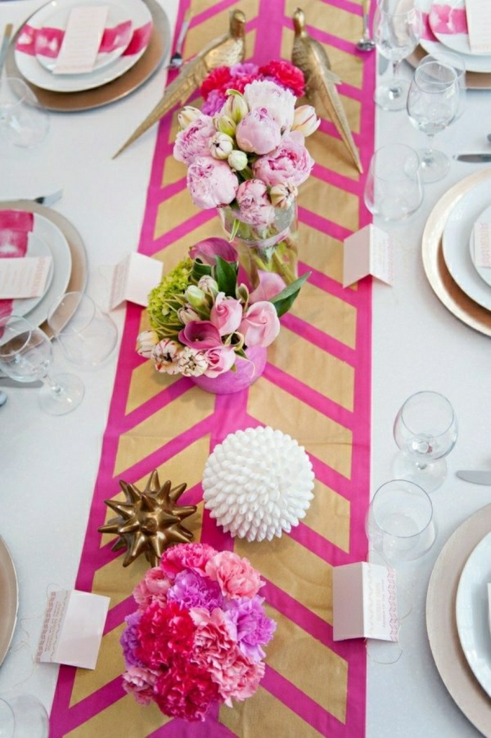 décoration-table-chemin-de-table-rose-fleurs-sur-la-table-nappe-blanche-en-tissu