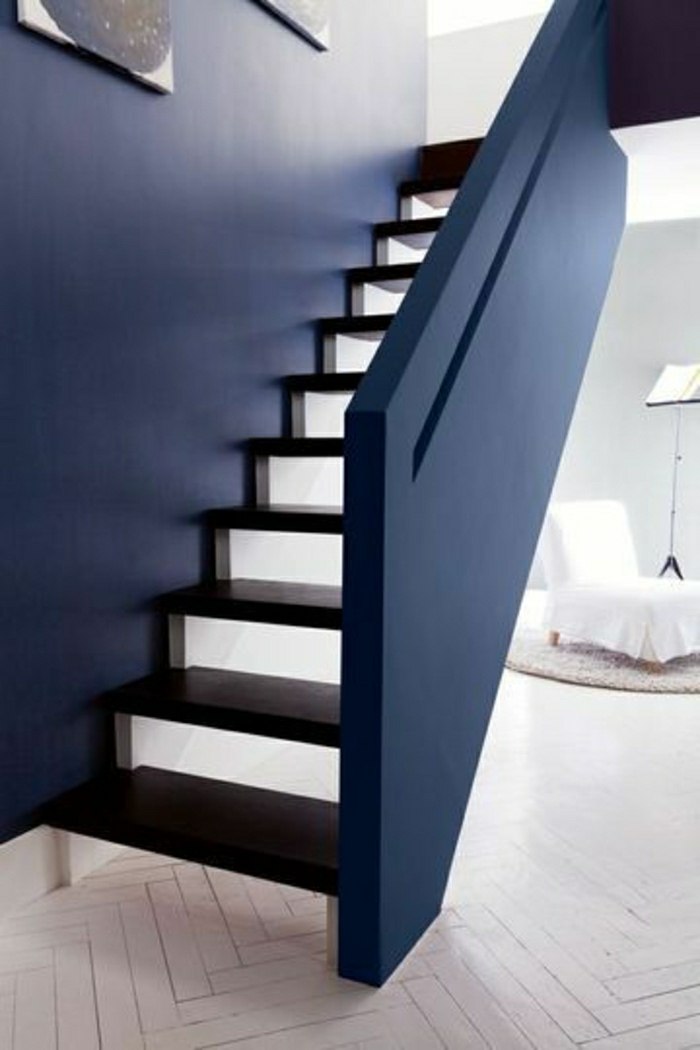 escalier-marin-de-style-marin-décoration-marine-blanc-bleu-idée-mur-bleu