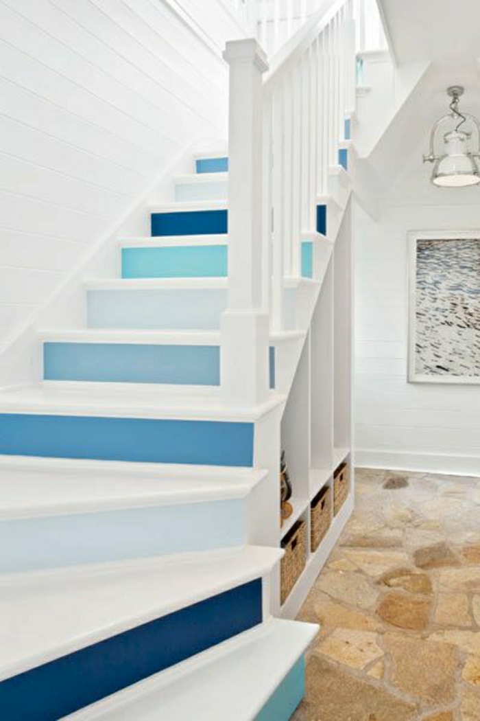 escalier-marin-de-style-marin-décoration-marine-blanc-bleu-idée