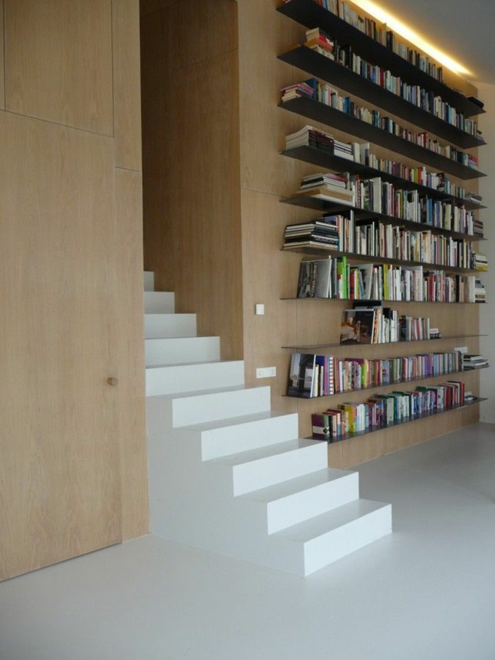 etagere-en-bois-foncé-mur-en-bois-escalier-blanc-sol-en-lin-blanc-mur-en-bois-meubles-en-bois