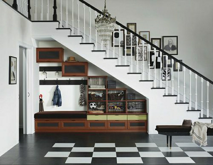 etagere-sous-escalier-en-bois-foncé-carrelage-blanc-noir-rangement-escalier-aménagement-sous-escalier