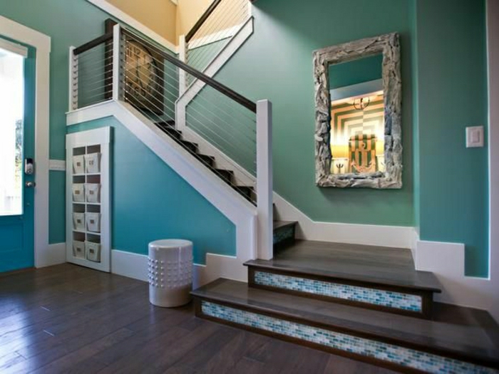 etagere-sous-escalier-placard-sous-escalier-mur-bleu-couloir-sol-en-parquet-aménagement-sous-pente