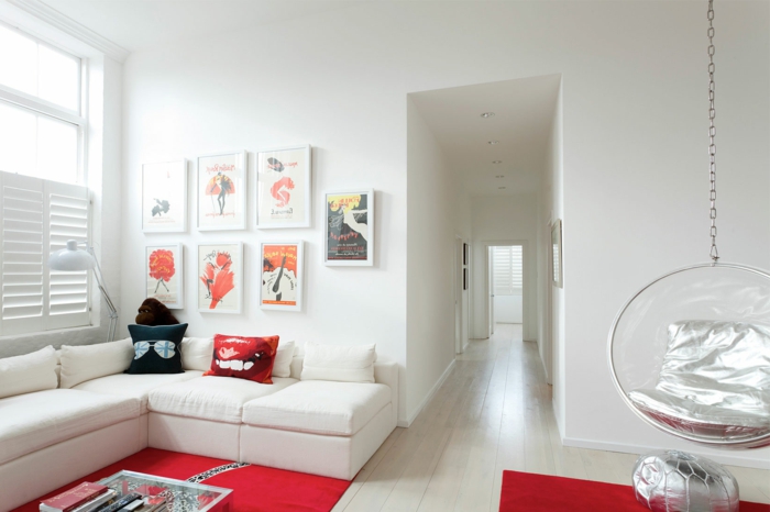 fauteuil-boule-et-tapis-rouge-dans-un-salon-blanc