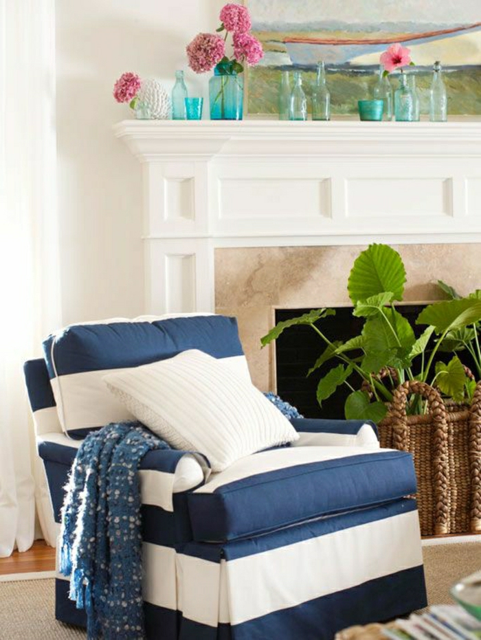 fauteuil-de-style-marin-idée-décoration-marin-mur-blanc-fleurs-cheminée