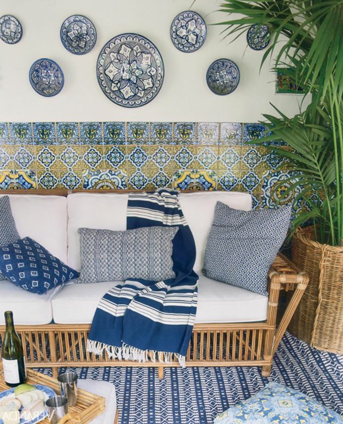 fauteuil-en-rotin-meuble-en-rotin-tapis-blanc-bleu-plante-verte-intérieur-moderne