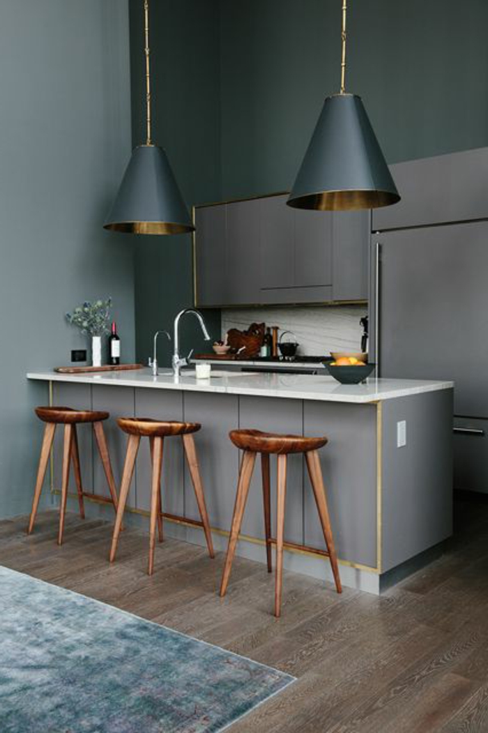 idée-couleur-cuisine-grise-chaises-de-bar-en-bois-cuisine-grise-lustre-dans-la-cuisine