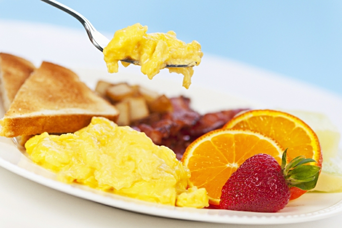 idée-petit-déjeuner-allimentation-vie-saine-oeufs-fruits