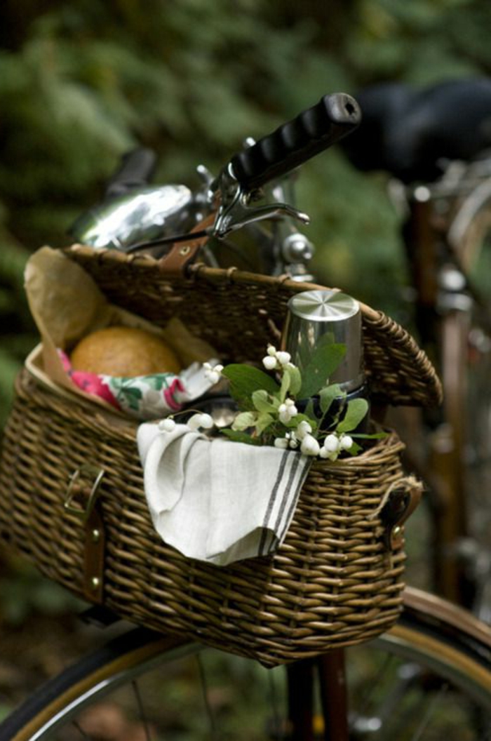 idée-pique-nique-plats-nappe-bicyclette