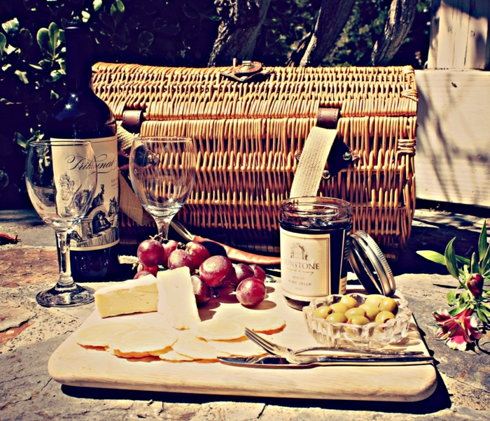 idée-pique-nique-plats-nappe-vintage-photo-vin-olives