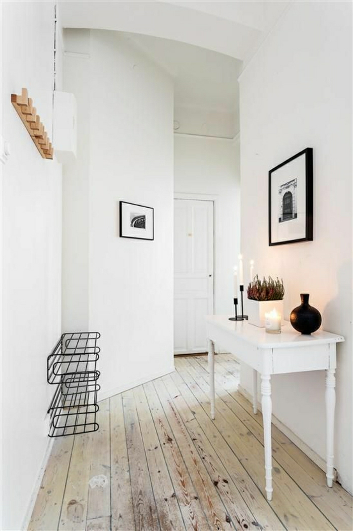 ikea-meuble-en-bois-petit-table-dans-l-entrrée-sol-plancher-en-bois-mur-blanc-couloir