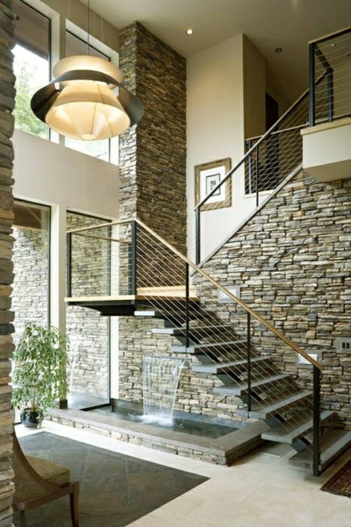 jet-d-eau-sous-escalier-aménagement-sous-escalier-idée-mur-de-pierres-escalier-noir