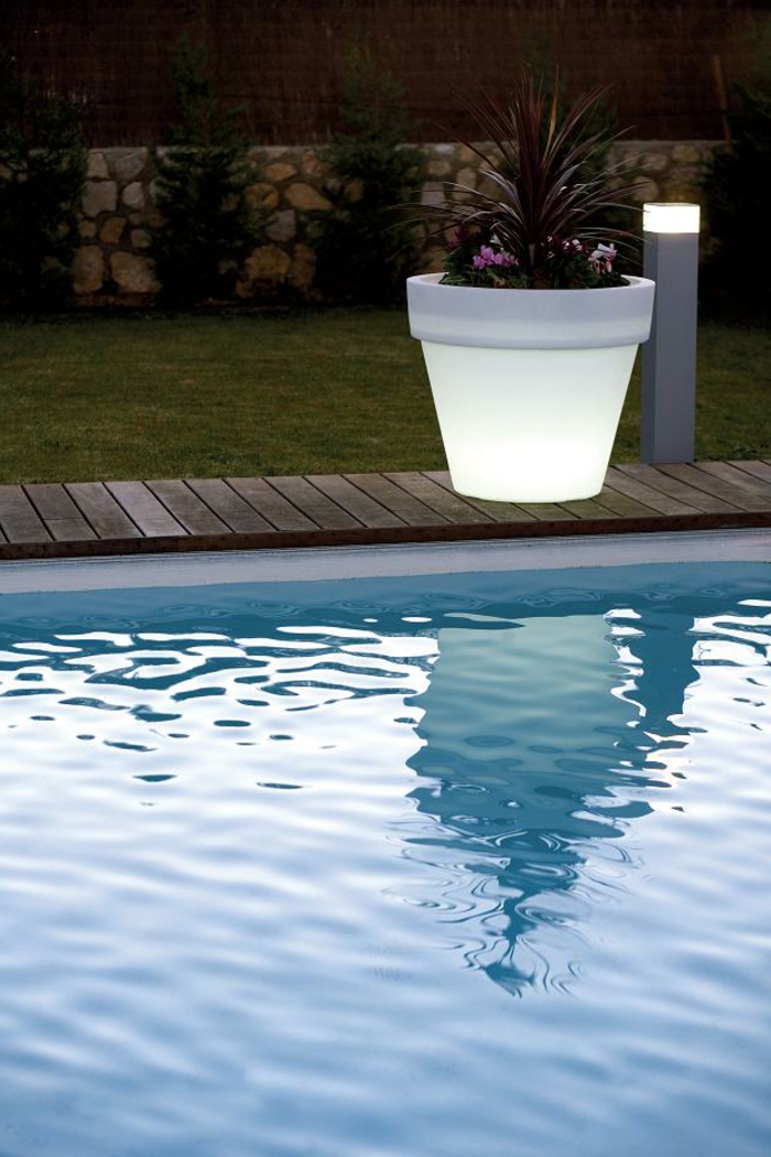 l-idée-de-jardin-pot-lumineux-piscine-blanc-pot-grande