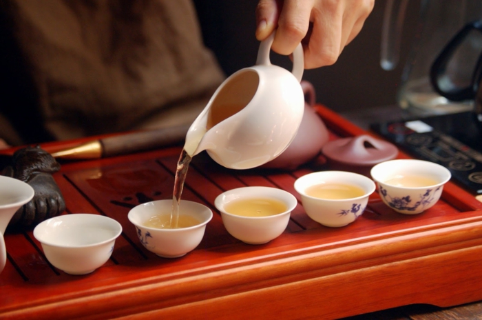 la-cérémonie-de-thé-japonais-petites-tasses-asiatiques