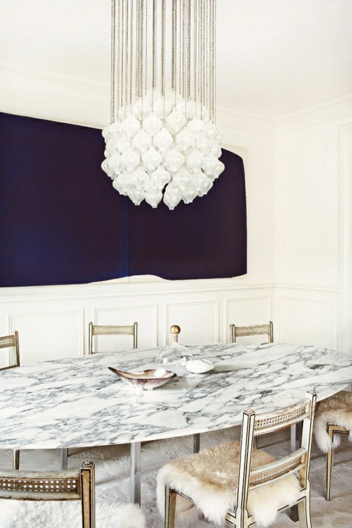 la-plus-belle-table-en-marbre-blanc-lustre-de-crystal-mur-blanc-chaise-de-luxe