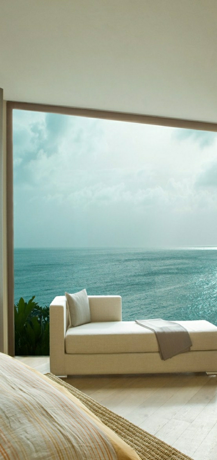 la-plus-belle-vue-sur-la-mer-canapé-blanc-décoration-marine-idée-grande-fenetre