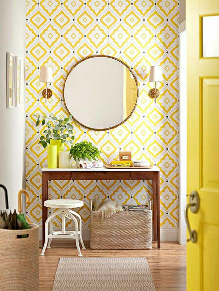 le-plus-beaux-entrée-jaune-sol-en-parquet-miroir-ronde-mur-jaune-plantes-vertes-meubles-d-entree-design