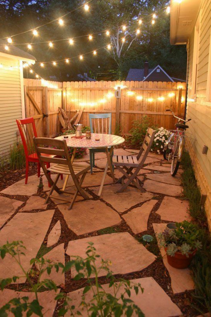luminaires-extérieurs-jardin-eclairage-exterieur-meubles-de-jardin-table-et-chaises-en-bois