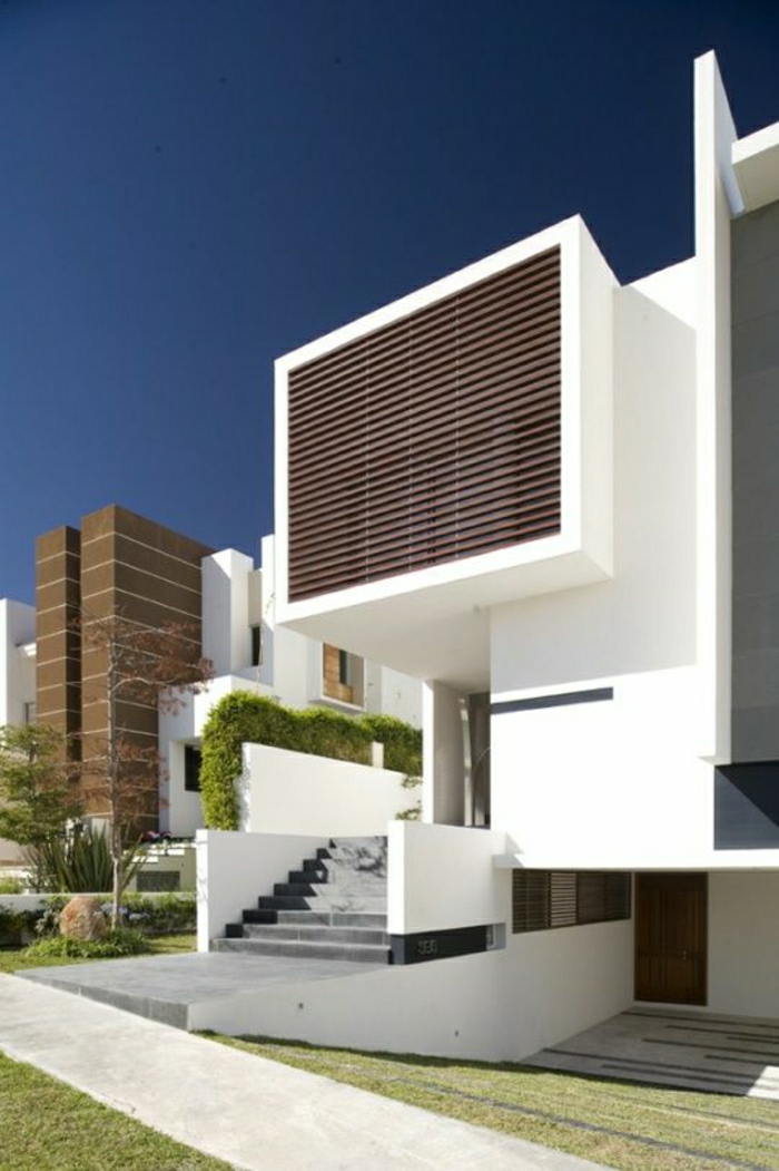 maison-contemporaine-atypique-mur-d-extérieur-blanc-mur-jardin-pelouse-vert