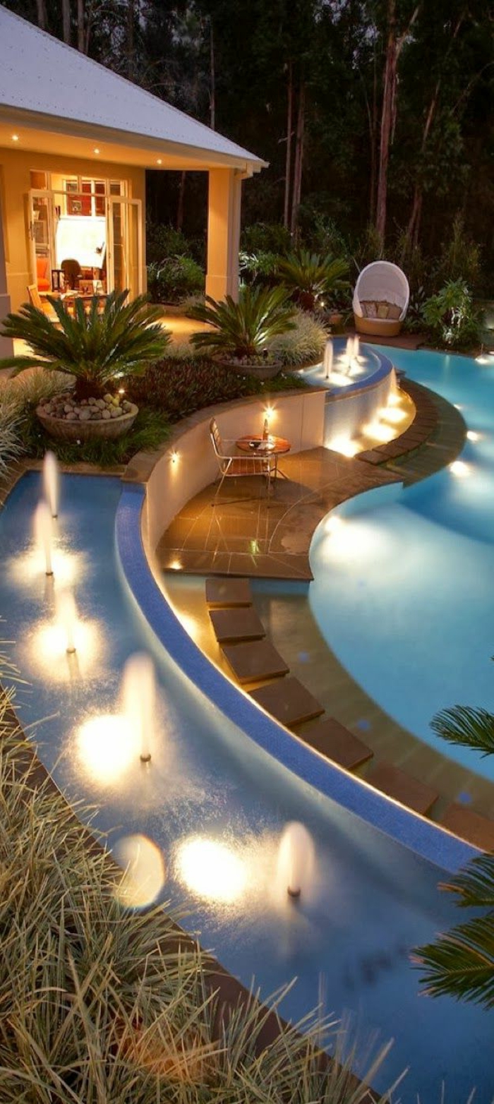 maison-de-luxe-avec-luminaires-extérieur-avec-piscine-deco-extérieur-plantes-vertes-jardin