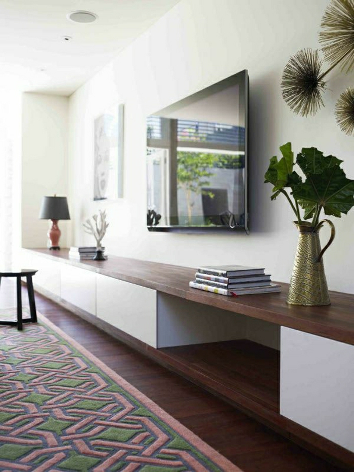 meuble-en-bois-tv-console-noir-sol-parquet-foncé-mur-blanc-plante-verte-fleurs-salon