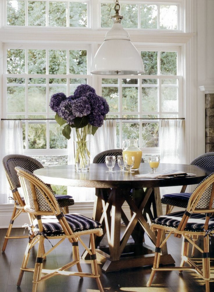meuble-rotin-design-intérieur-moderne-salle-de-séjour-fleurs-lustre-blanc