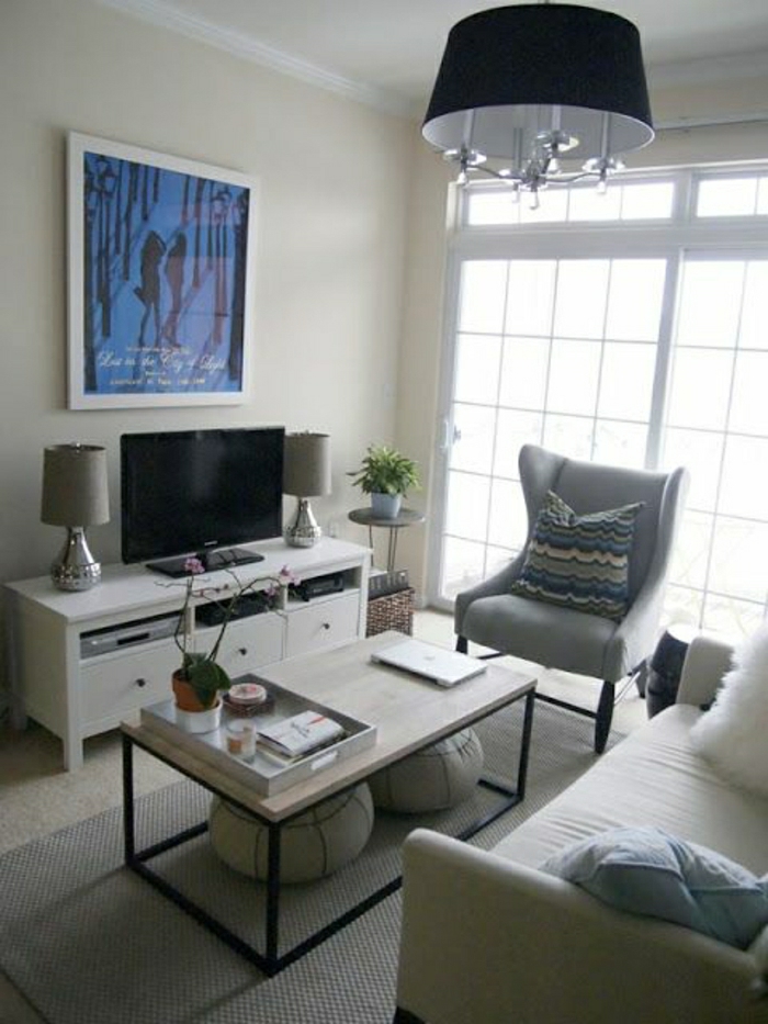 meuble-tv-design-blanc-lampe-décorative-gris-peinture-murale-fauteuil-insolite-tapis-gris
