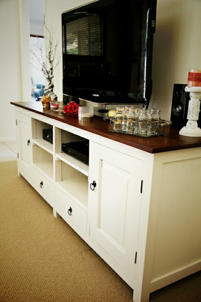 meuble-tv-design-en-bois-blanc-salon-moquette-beige-tv-led-noir-fleurs-décoratifs