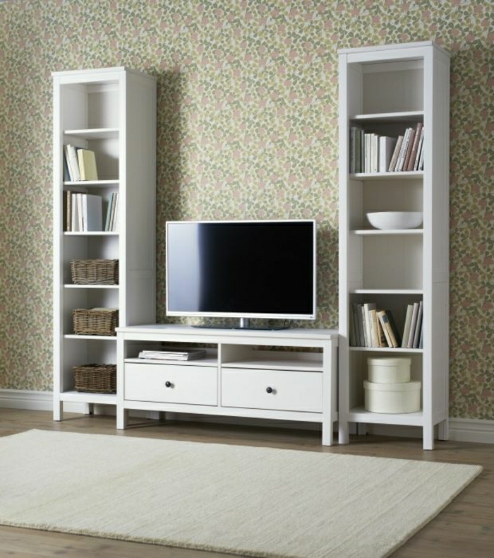 meuble-tv-design-en-bois-murs-beiges-tapis-beige-sol-en-bois-meuble-étagère-en-bois