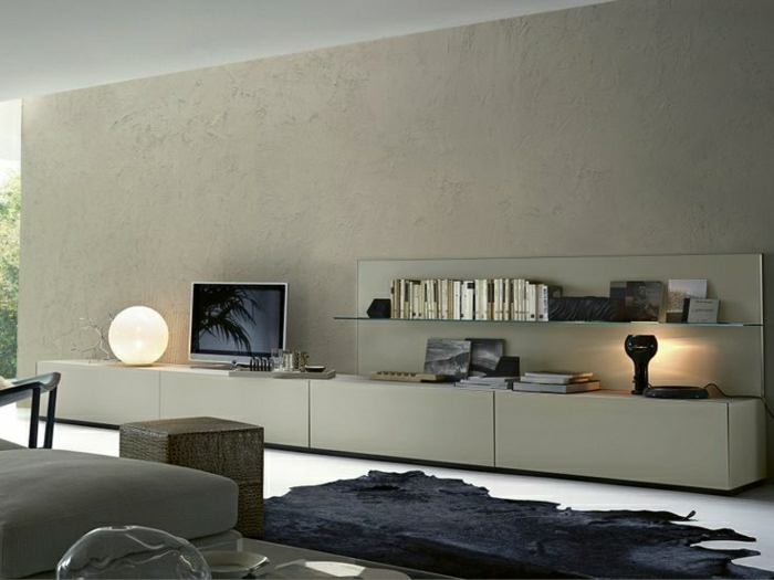 meuble-tv-design-tapis-noir-peau-d-animal-noir-mur-beige-foncé-lampe-de-chevet